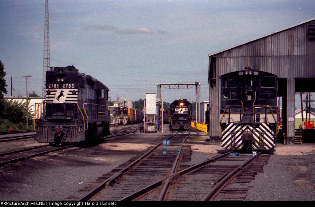 NS 2785, SOU 2372 and others in Glenwood Yard